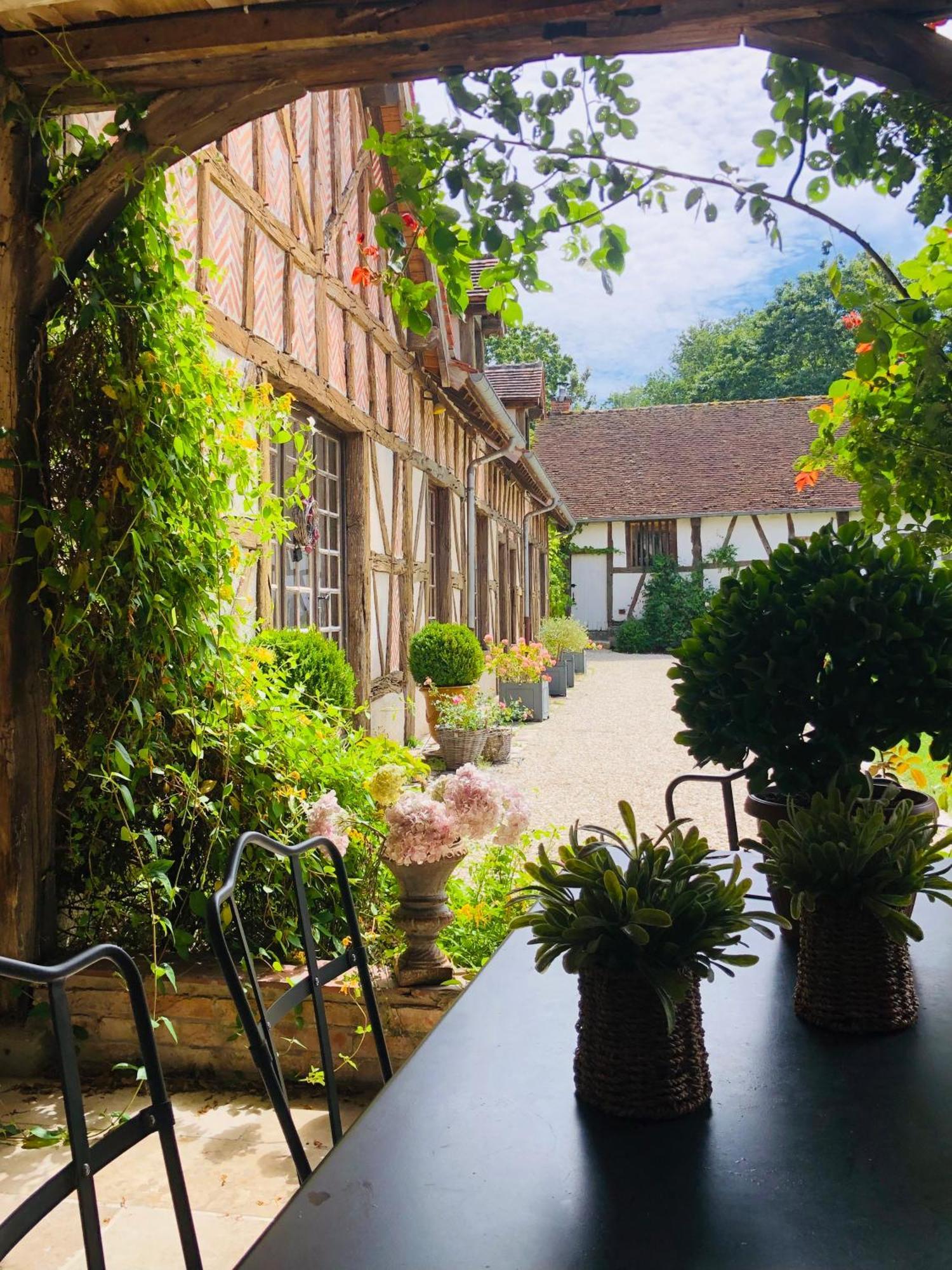 Bed and Breakfast Le pigeonnier de la Farge à Chaumont-sur-Tharonne Extérieur photo